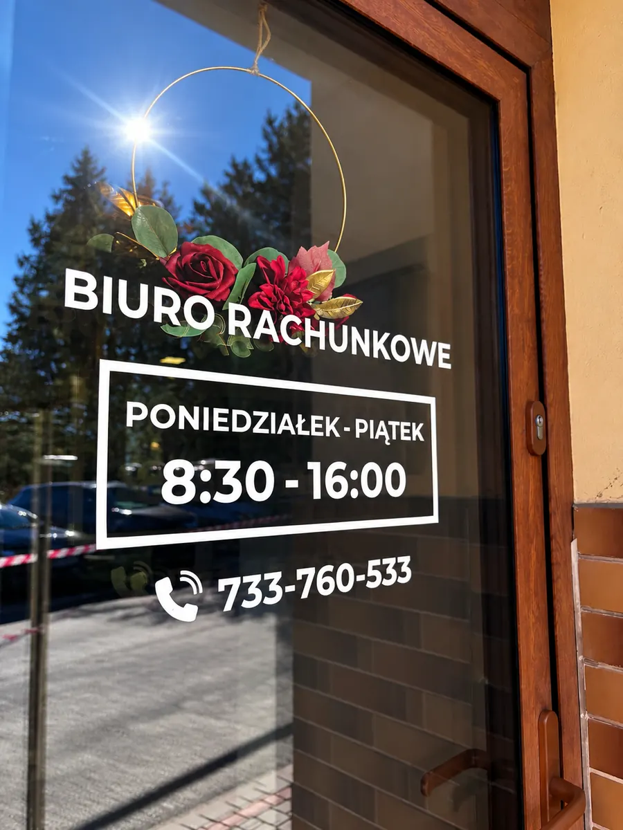 Wejście do biura RACHMIK z godzinami pracy